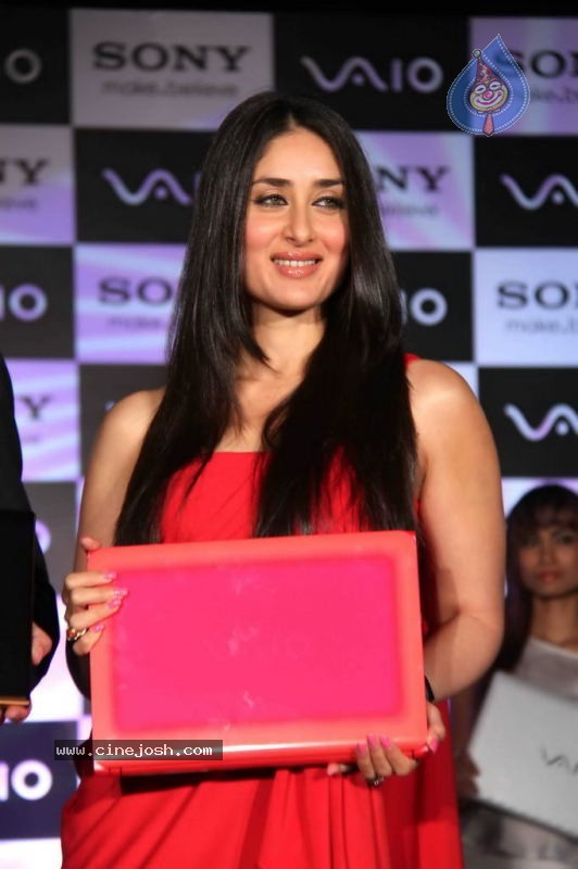 Kareena Kapoor at Sony Vaio Press Conference - 21 / 28 photos