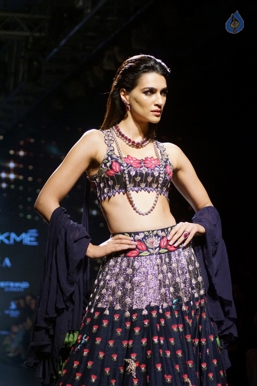 Kriti Sanon at LFW Winter Festive 2017 - 4 / 21 photos