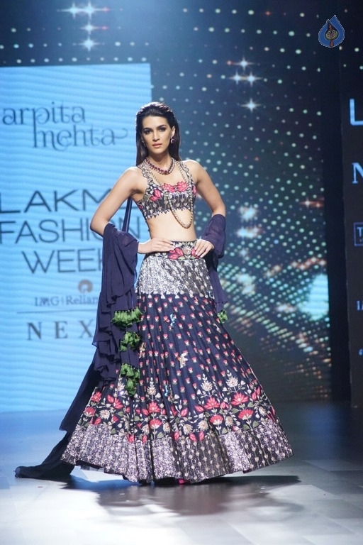 Kriti Sanon at LFW Winter Festive 2017 - 5 / 21 photos