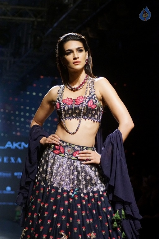 Kriti Sanon at LFW Winter Festive 2017 - 7 / 21 photos