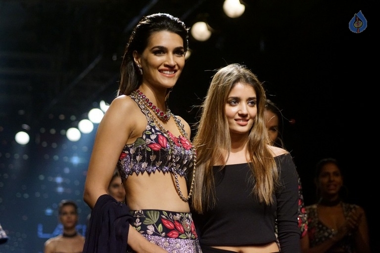 Kriti Sanon at LFW Winter Festive 2017 - 9 / 21 photos