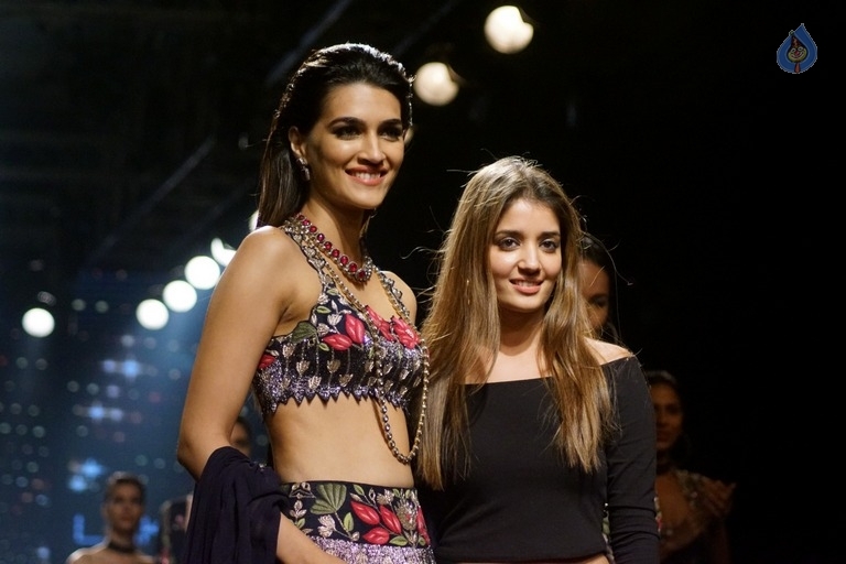 Kriti Sanon at LFW Winter Festive 2017 - 10 / 21 photos