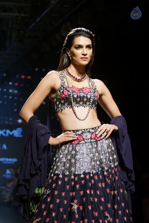 Kriti Sanon at LFW Winter Festive 2017 - 15 / 21 photos