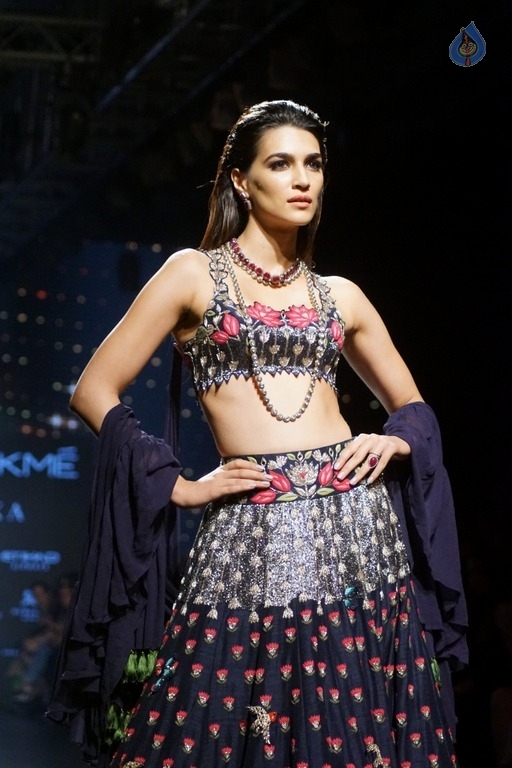 Kriti Sanon at LFW Winter Festive 2017 - 18 / 21 photos