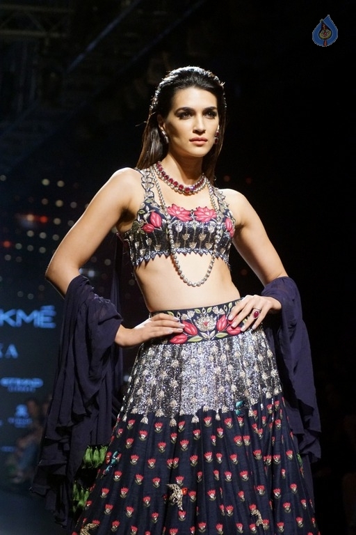 Kriti Sanon at LFW Winter Festive 2017 - 20 / 21 photos