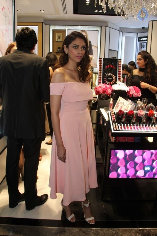 Lancome Boutique Launch - 10 / 35 photos