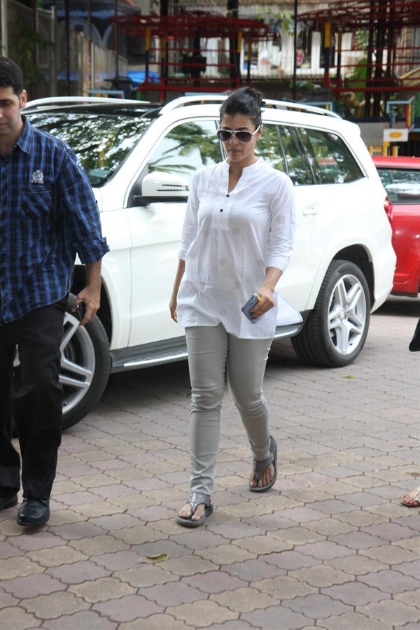 Madhuri Dixit Father Prayer Meet - 7 / 63 photos