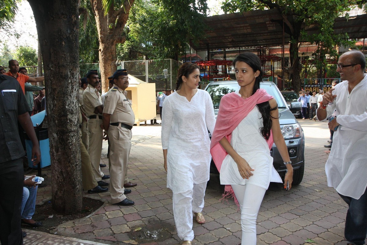 Madhuri Dixit Father Prayer Meet - 17 / 63 photos