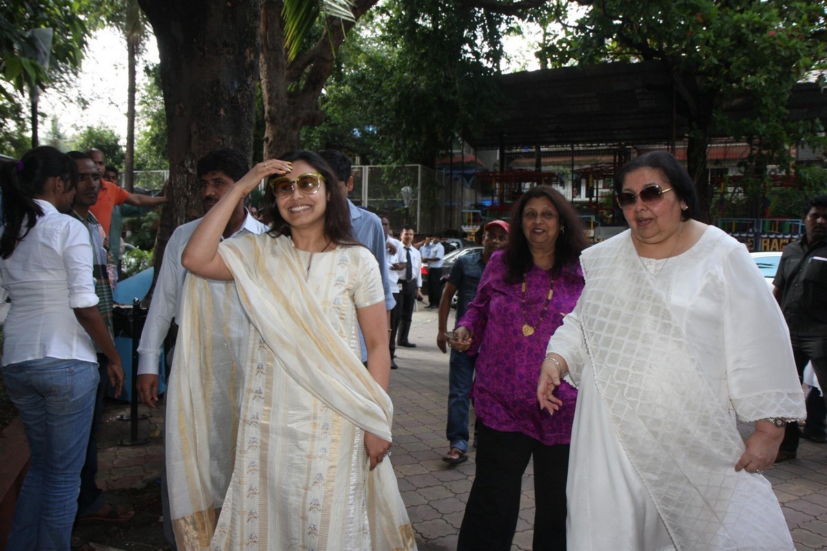 Madhuri Dixit Father Prayer Meet - 21 / 63 photos