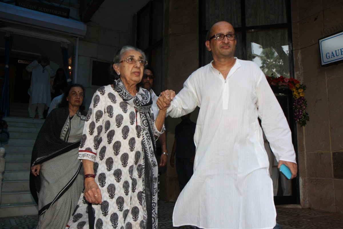 Madhuri Dixit Father Prayer Meet - 24 / 63 photos