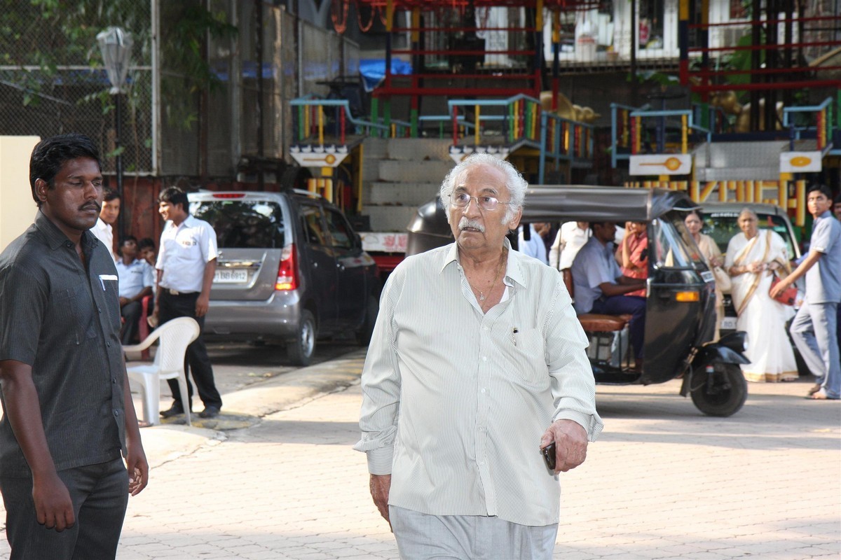 Madhuri Dixit Father Prayer Meet - 25 / 63 photos