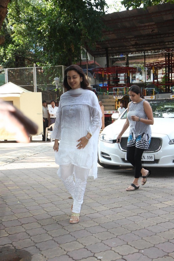 Madhuri Dixit Father Prayer Meet - 26 / 63 photos