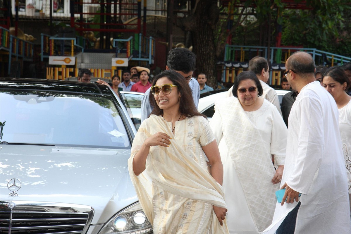 Madhuri Dixit Father Prayer Meet - 27 / 63 photos