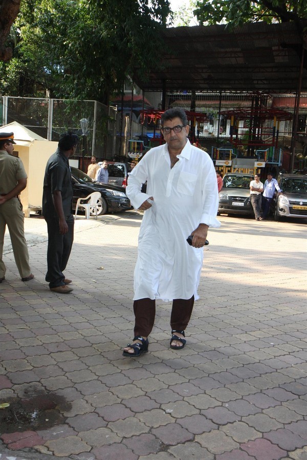 Madhuri Dixit Father Prayer Meet - 34 / 63 photos