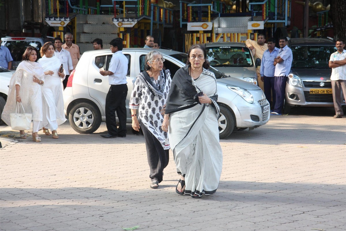 Madhuri Dixit Father Prayer Meet - 39 / 63 photos