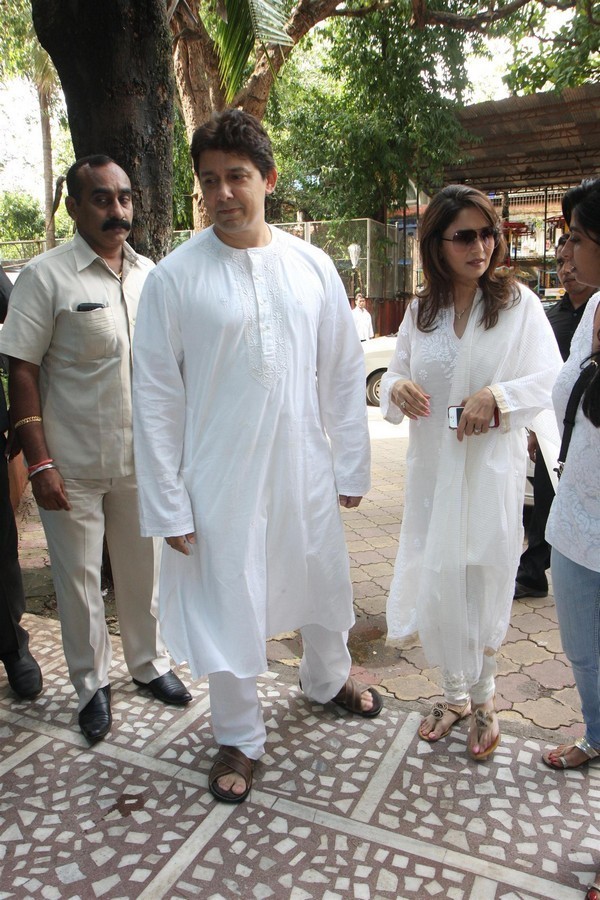 Madhuri Dixit Father Prayer Meet - 42 / 63 photos