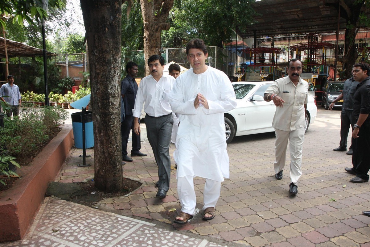 Madhuri Dixit Father Prayer Meet - 53 / 63 photos