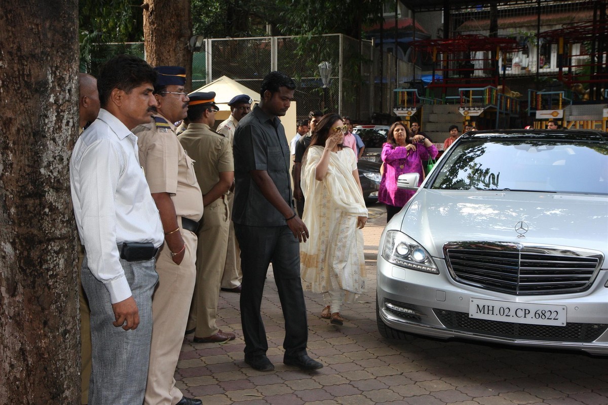 Madhuri Dixit Father Prayer Meet - 59 / 63 photos