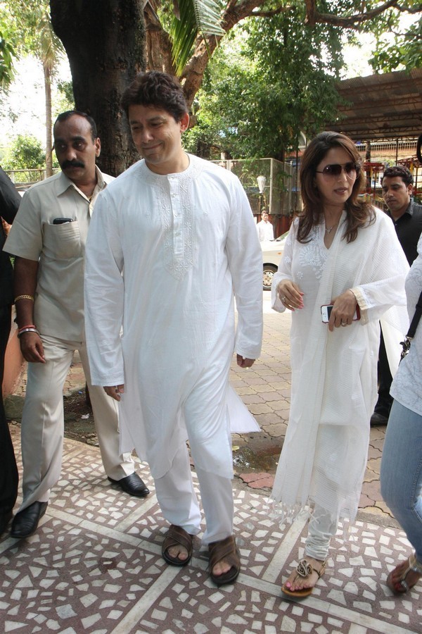 Madhuri Dixit Father Prayer Meet - 61 / 63 photos