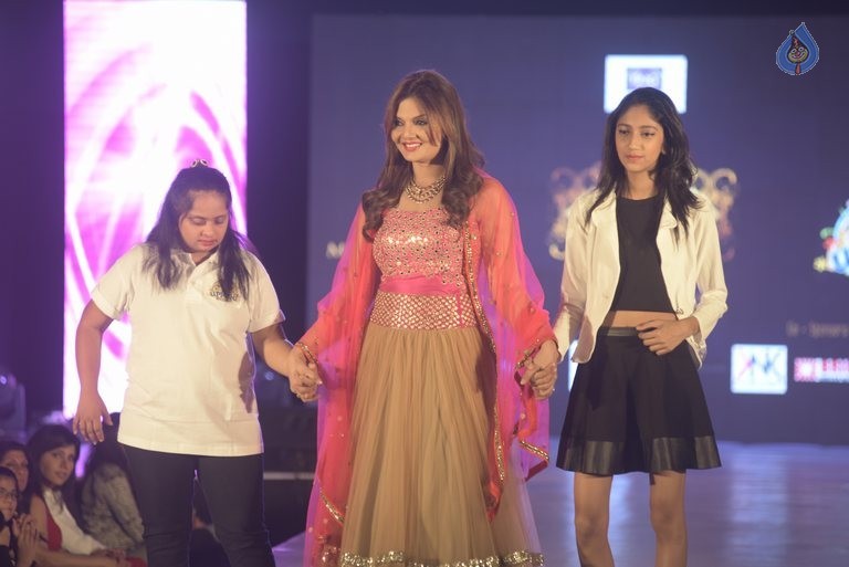 Manali Jagtap's Star Walk Fashion Show - 18 / 57 photos