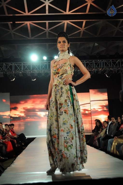 Manasvi Mamgai at Charmi Shah Fashion Event - 13 / 21 photos