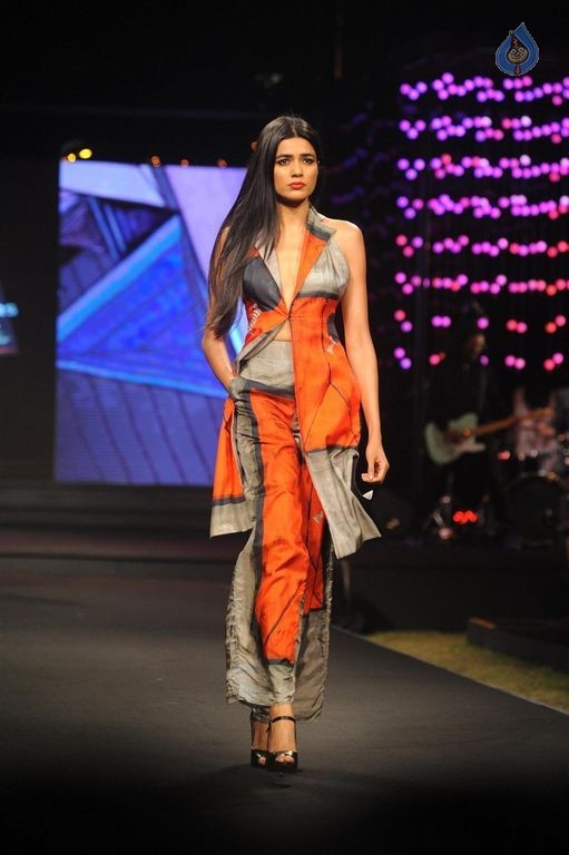 Models Walk the Ramp at BPFT 2015 - 13 / 61 photos