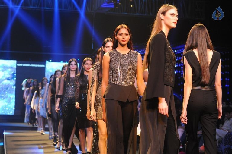 Models Walk the Ramp at BPFT 2015 - 26 / 61 photos