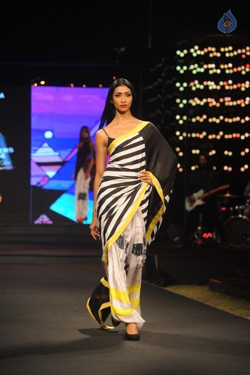 Models Walk the Ramp at BPFT 2015 - 38 / 61 photos