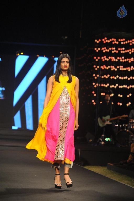 Models Walk the Ramp at BPFT 2015 - 42 / 61 photos