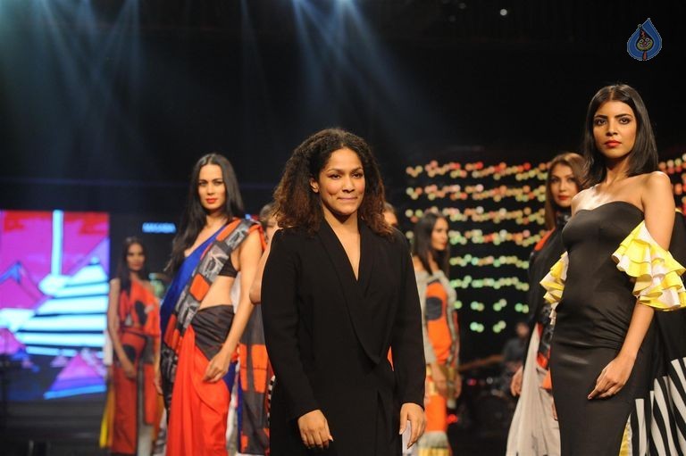 Models Walk the Ramp at BPFT 2015 - 46 / 61 photos