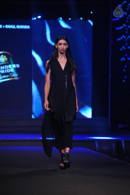 Models Walk the Ramp at BPFT 2015 - 48 / 61 photos