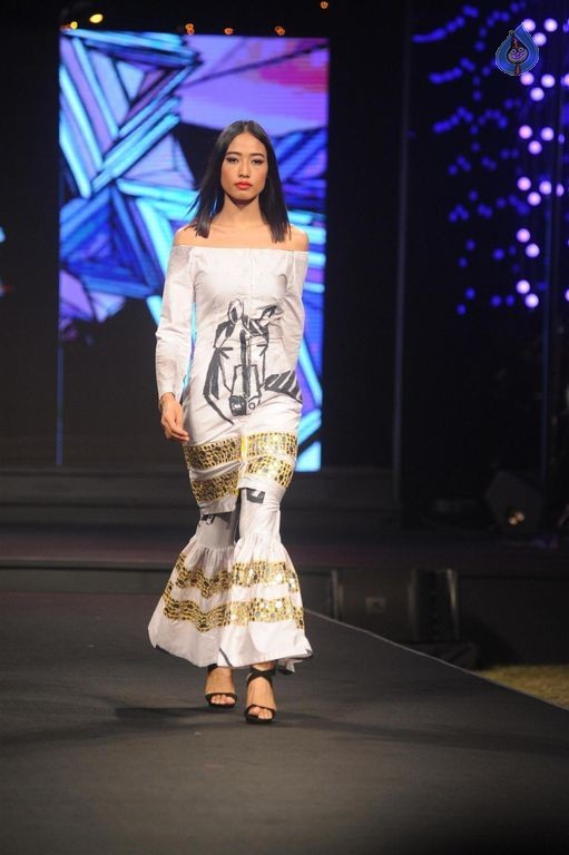 Models Walk the Ramp at BPFT 2015 - 54 / 61 photos