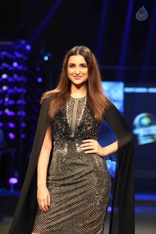 Parineeti Chopra Showstopper at BPFT 2015 - 25 / 28 photos