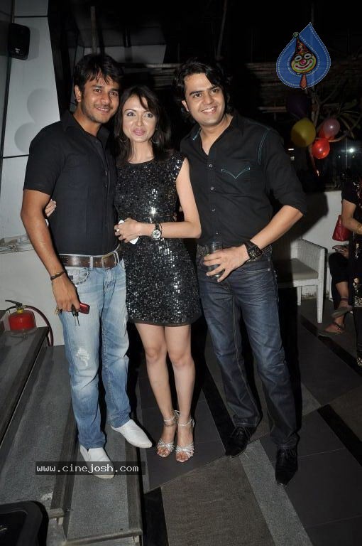 Parul Chaudhary Bday Party - 14 / 44 photos