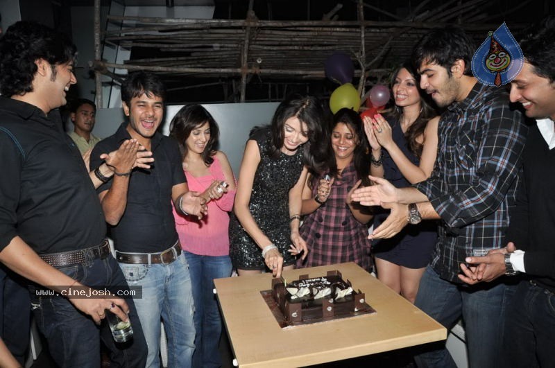 Parul Chaudhary Bday Party - 17 / 44 photos