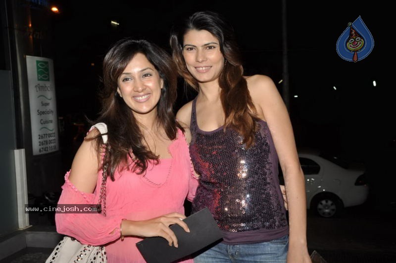 Parul Chaudhary Bday Party - 27 / 44 photos