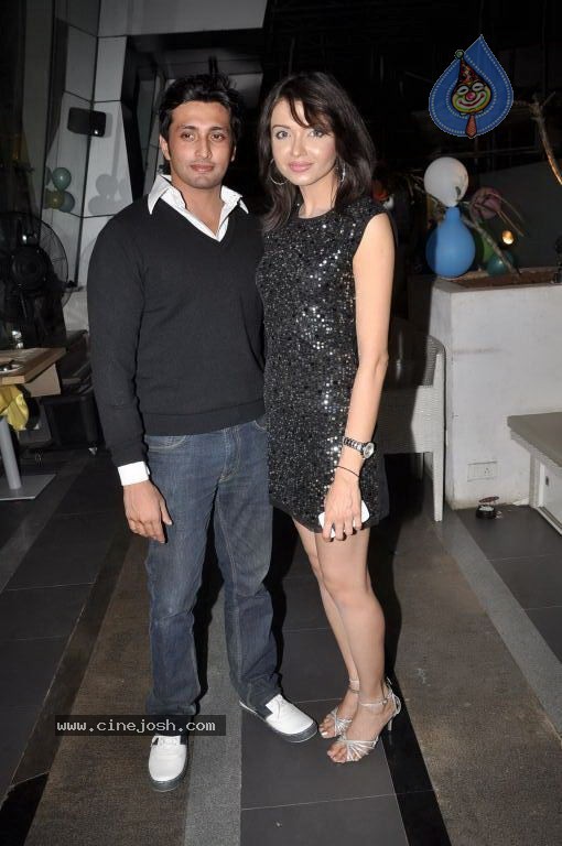 Parul Chaudhary Bday Party - 28 / 44 photos