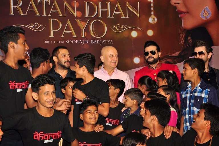 PRDP Cast Celebrates Diwali with Slum Kids - 4 / 19 photos