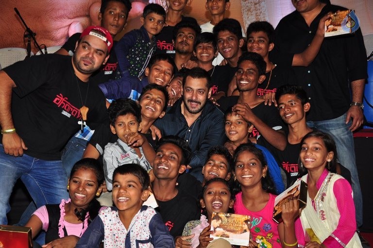 PRDP Cast Celebrates Diwali with Slum Kids - 11 / 19 photos