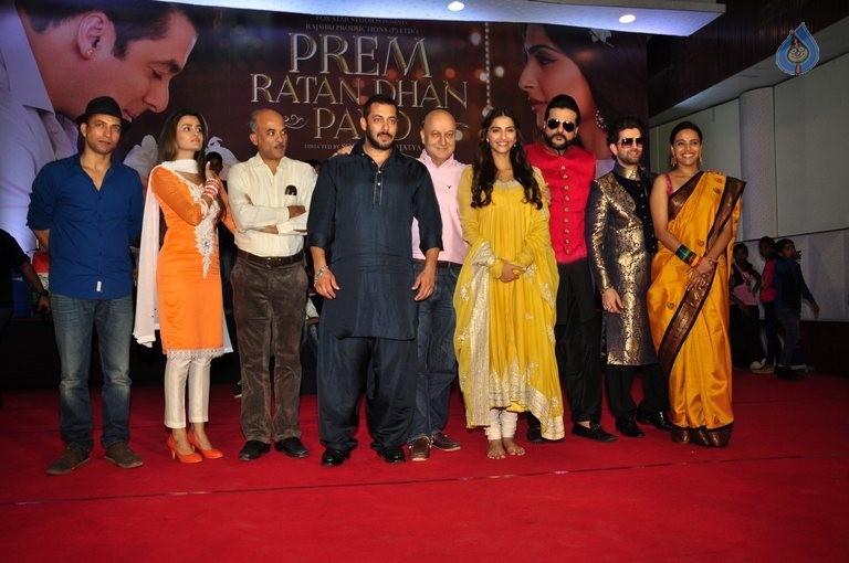 PRDP Cast Celebrates Diwali with Slum Kids - 12 / 19 photos