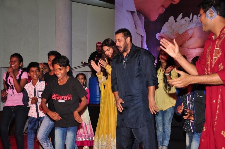 PRDP Cast Celebrates Diwali with Slum Kids - 17 / 19 photos