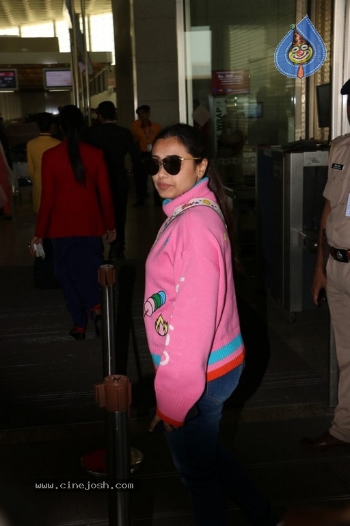 Rani Mukerji Spotted At Airport - 6 / 6 photos