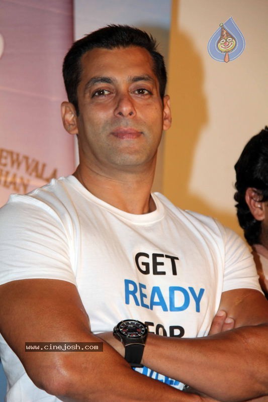 Bollywood: Salman Khan at Chillar Party Movie Press Meet - 5 / 30 photos