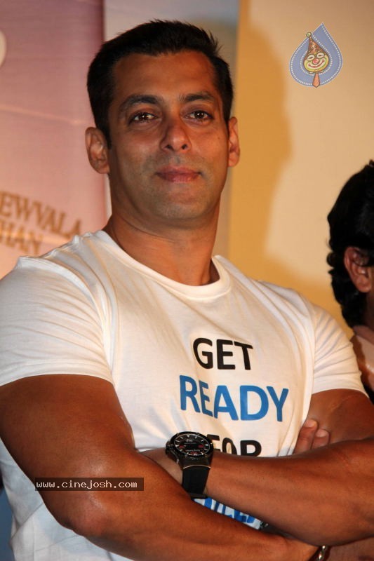 Bollywood: Salman Khan at Chillar Party Movie Press Meet - 11 / 30 photos