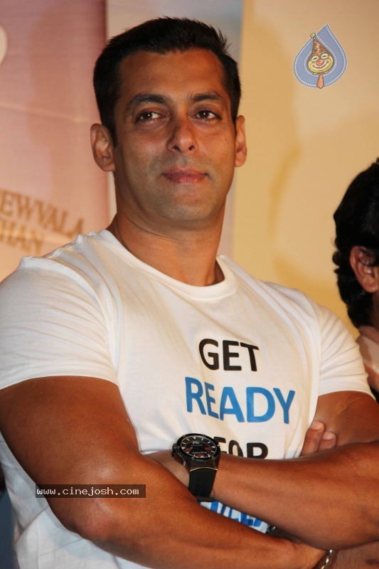 Bollywood: Salman Khan at Chillar Party Movie Press Meet - 21 / 30 photos