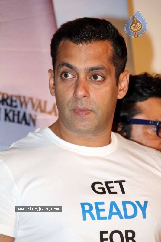 Bollywood: Salman Khan at Chillar Party Movie Press Meet - 23 / 30 photos