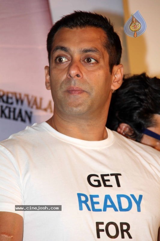 Bollywood: Salman Khan at Chillar Party Movie Press Meet - 29 / 30 photos