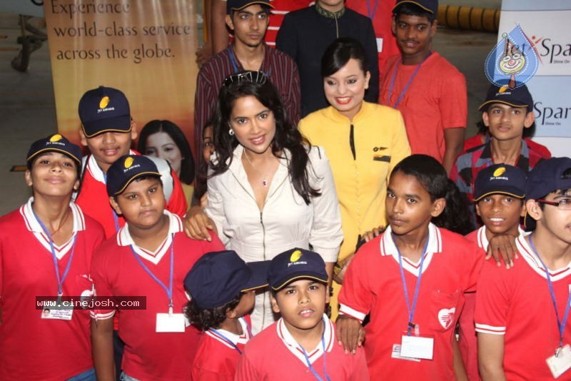 Sameera Reddy at Jet Airways Educational Trip Event - 9 / 22 photos