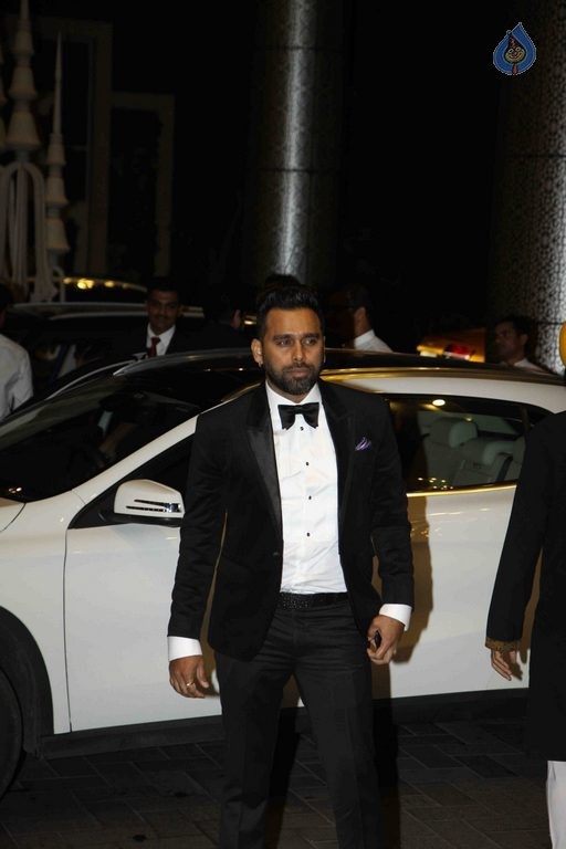 Shahid Kapoor and Mira Rajput Wedding Reception 2 - 28 / 56 photos