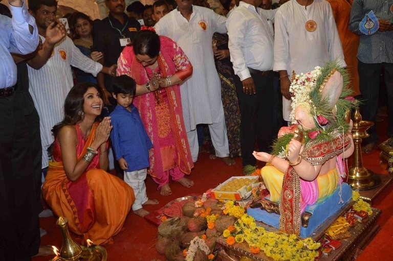 Shilpa Shetty Family at Andheri Cha Raja - 4 / 23 photos